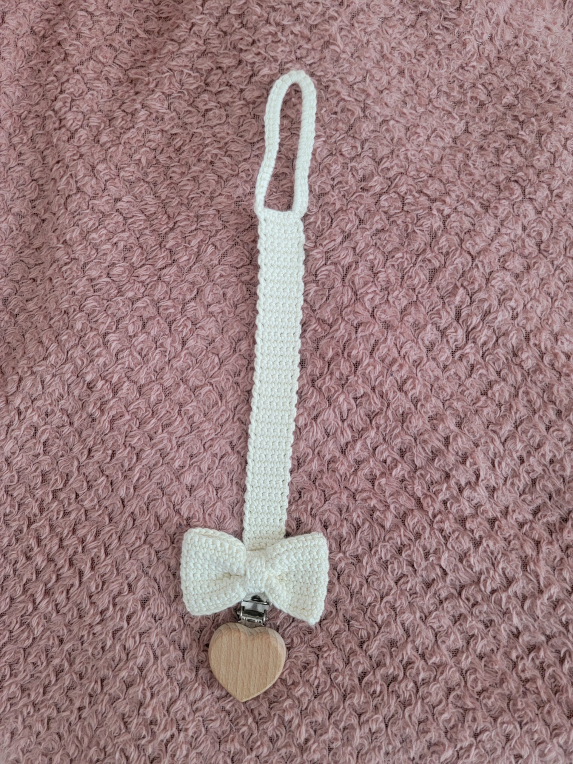 Attache-tétine bébé au crochet avec nœud – Clip cœur en bois – Image 3