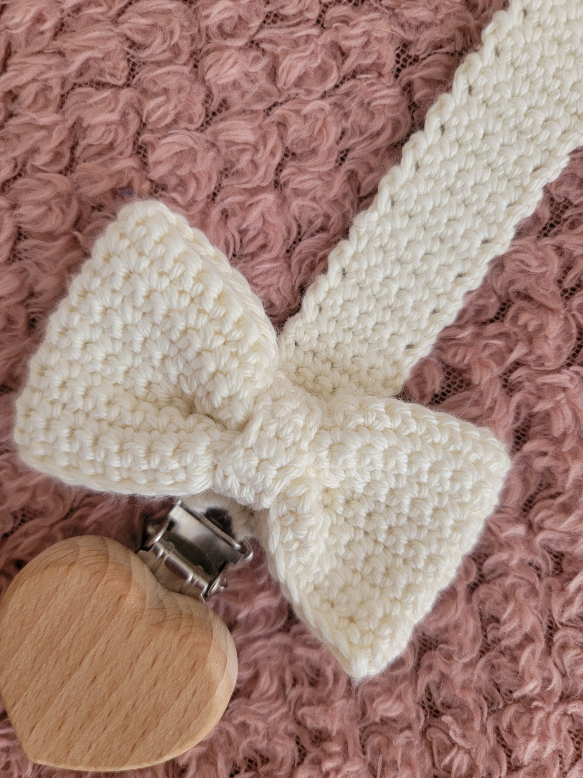 Attache-tétine bébé au crochet avec nœud – Clip cœur en bois – Image 7