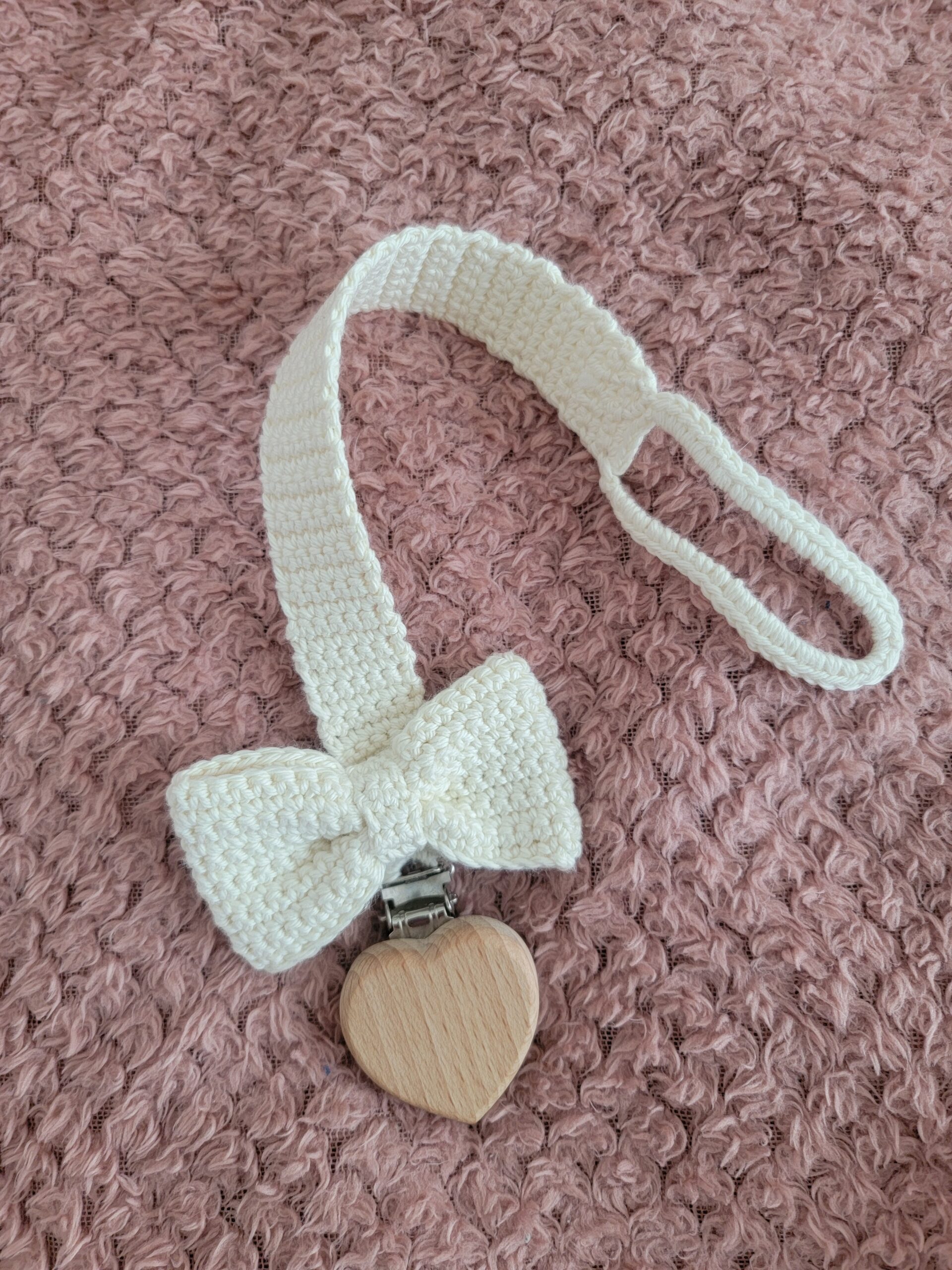 Attache-tétine bébé au crochet avec nœud et clip cœur en bois Fée de Douceur