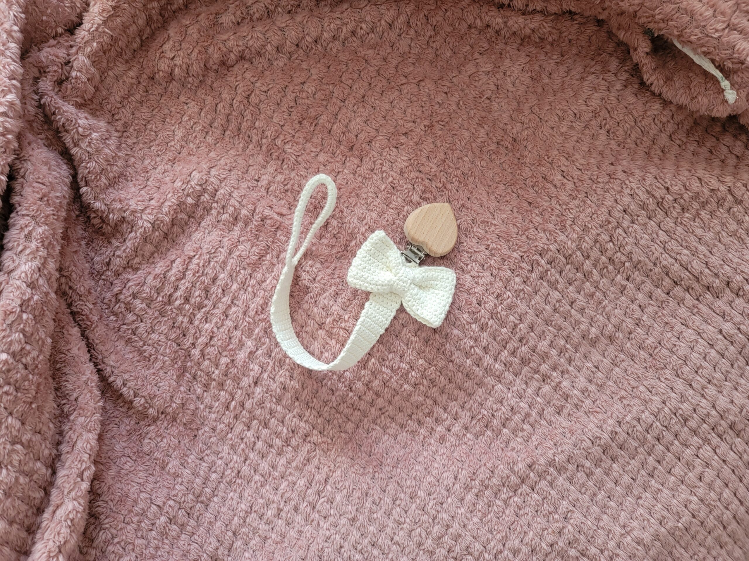 Attache-tétine bébé au crochet avec nœud – Clip cœur en bois – Image 5
