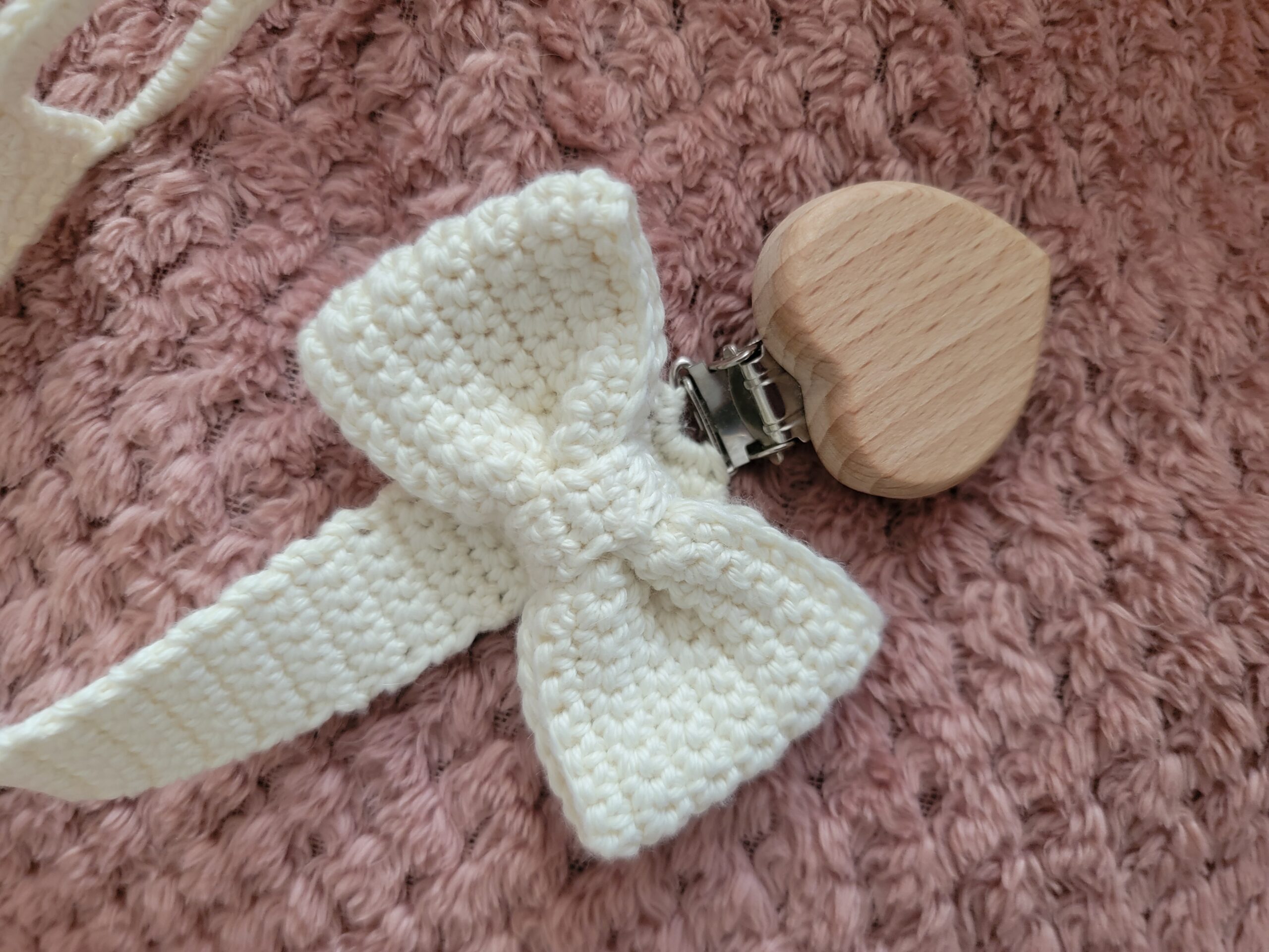 Attache-tétine bébé au crochet avec nœud – Clip cœur en bois – Image 4